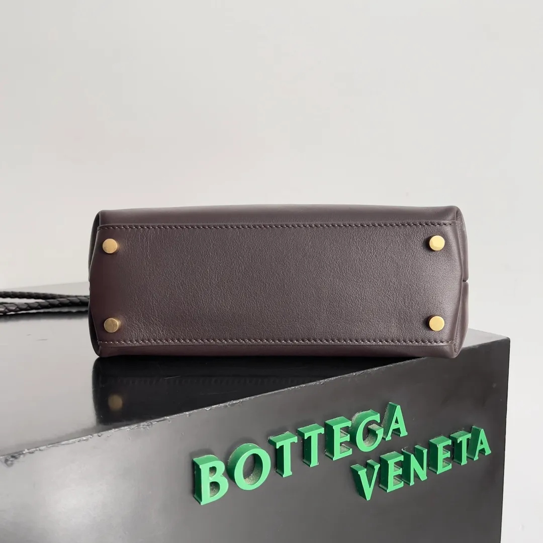 Batch 2160 BV The all-leather Andiamo is new, a very casual splayed buckle bag, which also means that its weight is very light, which greatly reduces our burden when going out for shopping. It can be carried cross-body, hand-held, or carried under the armpit. Taking into account the different backpacking habits of people, the simple design brings us more inspiration. Matched with various keychains and dolls, it will become the finishing touch in the outfit. Medieval style and modern style can also be perfectly blended🫧🫧 Style number: 810213 Size: 25*22*10.5cm